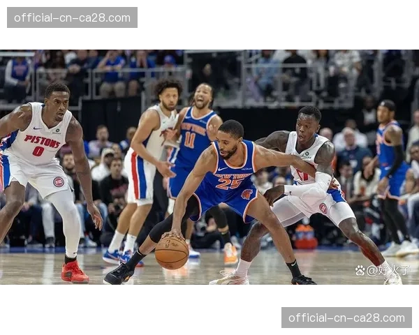 场边瞬间：麦迪逊与对方球员发生争执，主裁判及时介入平息